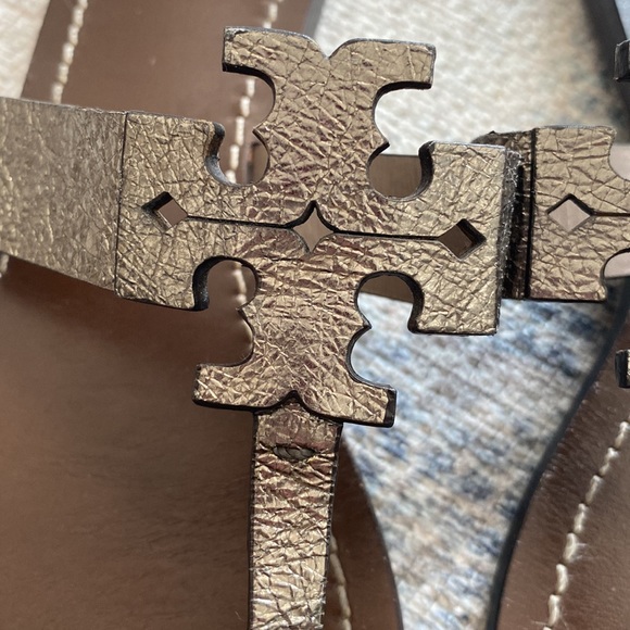 Tory Burch Pebbled Metallic Gunmetal Leather flip flop Flat Sandal Sandals 7 - Picture 2 of 8